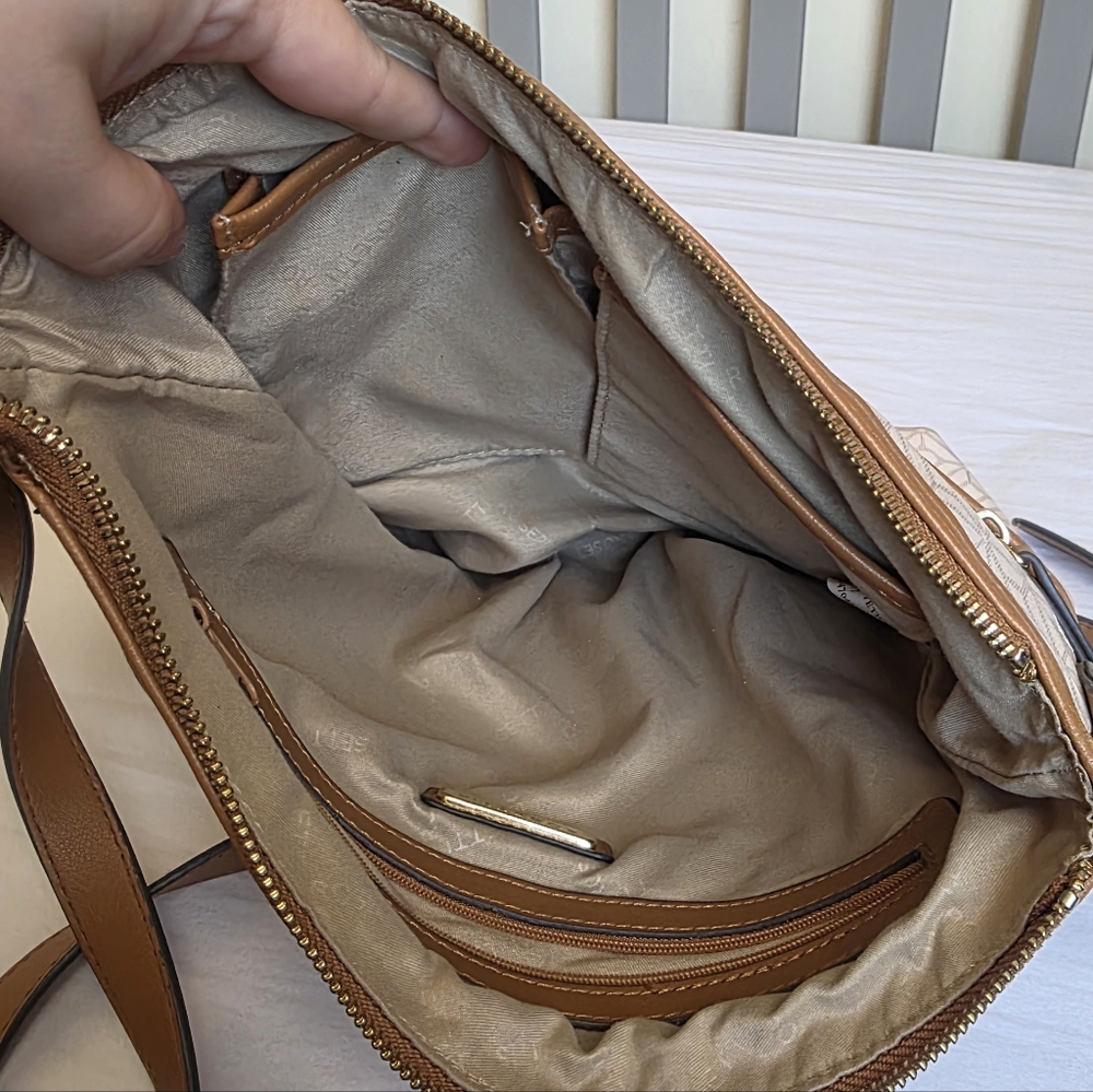 Rosetti Cream and Tan Faux Leather Geometric Diamond Pattern Crossbody Bag - Picture 8 of 12